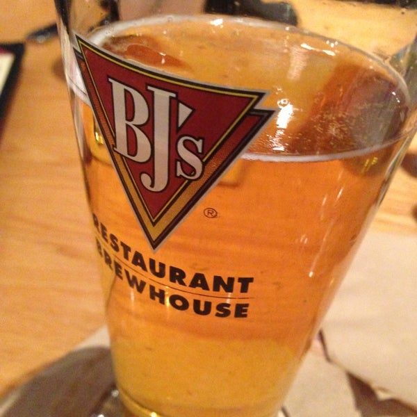 Foto tirada no(a) BJ&#39;s Restaurant &amp; Brewhouse por TomahawkBrock em 1/4/2013