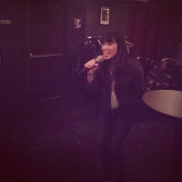 Das Foto wurde bei Karaoke Cave von Jenn P. am 2/23/2014 aufgenommen