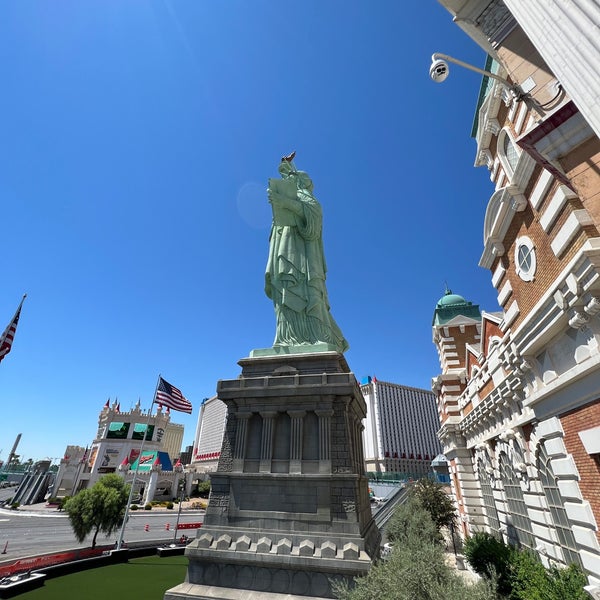Foto diambil di New York-New York Hotel &amp; Casino oleh Lacy W. pada 7/1/2023