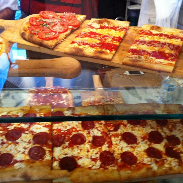 8/2/2013 tarihinde Orsini G.ziyaretçi tarafından Merilu Pizza Al Metro'de çekilen fotoğraf