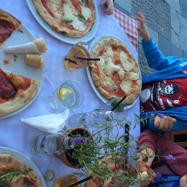 รูปภาพถ่ายที่ Sempre Pizza e Vino โดย Karolina J. เมื่อ 7/18/2014