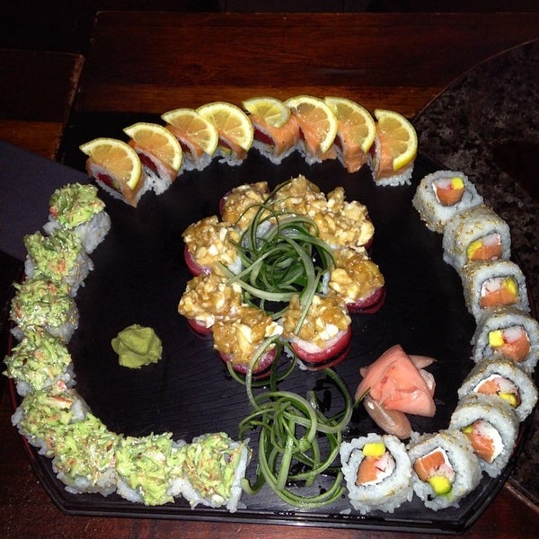 Foto tirada no(a) Sushi Ya por Sam G. em 7/30/2014