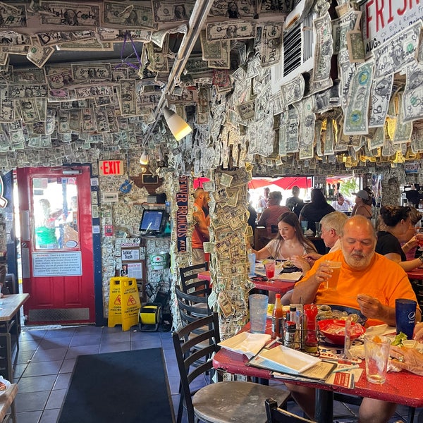 7/18/2021 tarihinde Sam G.ziyaretçi tarafından Siesta Key Oyster Bar'de çekilen fotoğraf