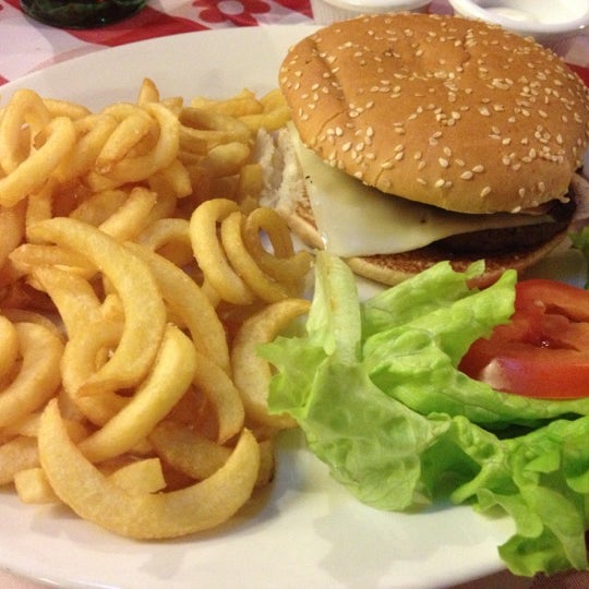 10/25/2012 tarihinde Chiaraziyaretçi tarafından Pepperone Restaurant &amp; Sports Café'de çekilen fotoğraf