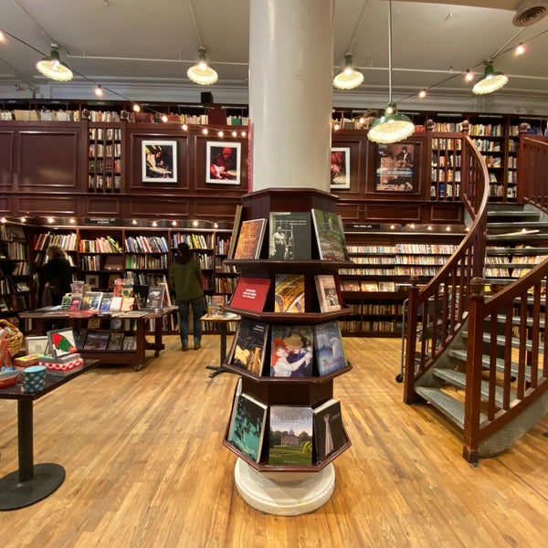 12/5/2021 tarihinde pipituziyaretçi tarafından Housing Works Bookstore Cafe'de çekilen fotoğraf