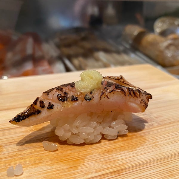 Photo taken at Tanoshi Sushi by pipitu on 3/26/2022