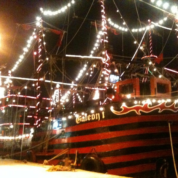 Foto scattata a Captain Hook Pirate Ship da Naty S. il 12/20/2012