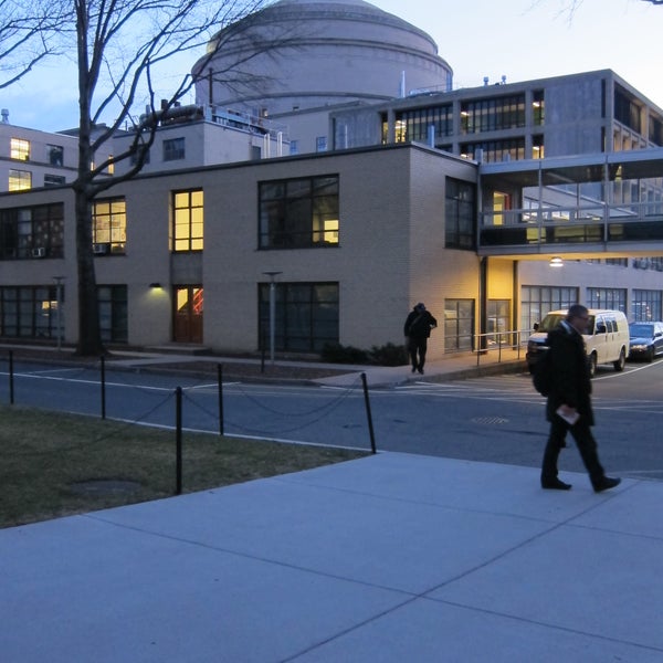 รูปภาพถ่ายที่ MIT Kresge Auditorium (Building W16) โดย Nathalie C. เมื่อ 3/6/2013