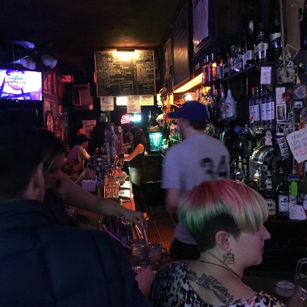 Photo taken at 7B Horseshoe Bar aka Vazacs by Kixhead H. on 3/26/2016