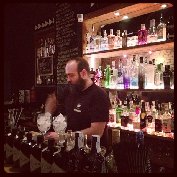 11/21/2012 tarihinde Soravit L.ziyaretçi tarafından Ultramarinos Hendrick&#39;s Bar'de çekilen fotoğraf