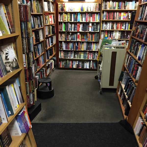 Photo prise au Trident Booksellers &amp; Cafe par Dennis V. le3/11/2015