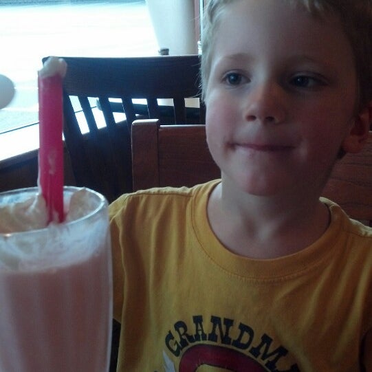 Photo taken at Fuddruckers by Sarah G. on 6/17/2013