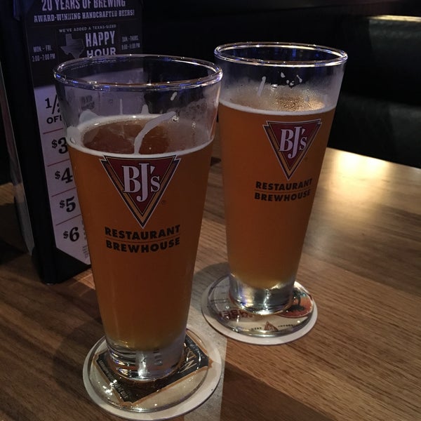 Photo taken at BJ&#39;s Restaurant &amp; Brewhouse by Tim L. on 6/2/2017
