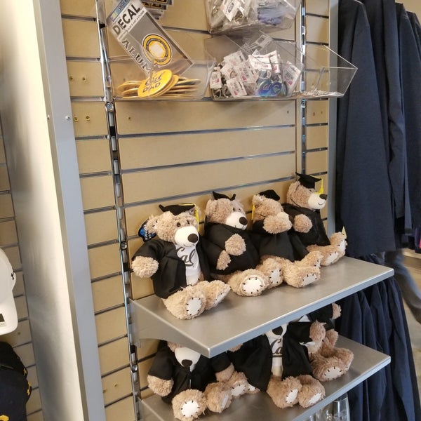 5/19/2018 tarihinde Mark O.ziyaretçi tarafından Cal Student Store'de çekilen fotoğraf