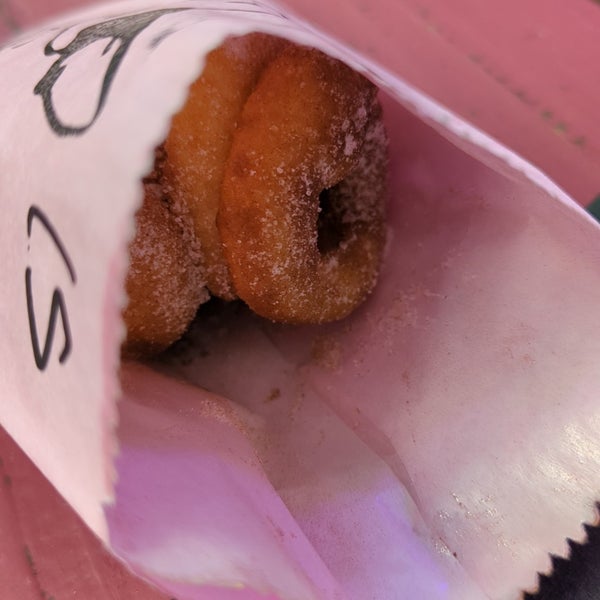 Das Foto wurde bei Little Lucy&#39;s Mini Donuts von Mark O. am 10/15/2022 aufgenommen