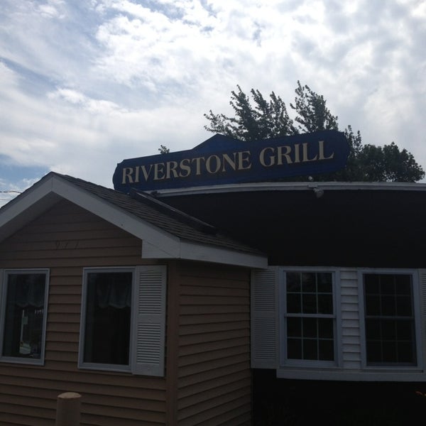 รูปภาพถ่ายที่ Riverstone Grill โดย Throy C. เมื่อ 8/2/2013