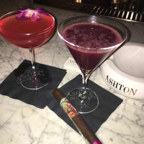 3/1/2018 tarihinde Throy C.ziyaretçi tarafından Ashton Cigar Bar'de çekilen fotoğraf