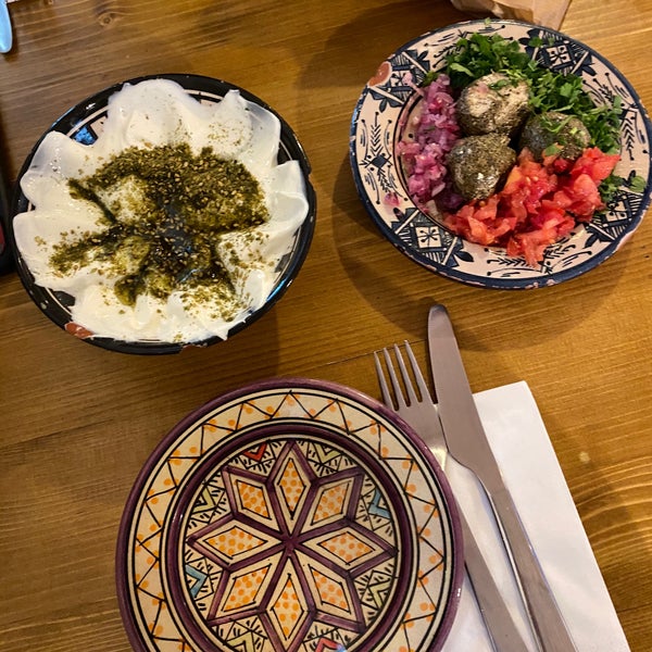 Foto tirada no(a) Leila&#39;s Authentic Lebanese Cuisine por Lilla H. em 11/24/2019