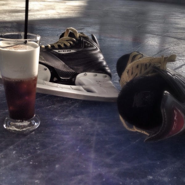Foto scattata a Παγοδρόμιο Ice n&#39; Skate da Kostas K. il 12/20/2013