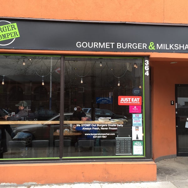 รูปภาพถ่ายที่ Burger Stomper Gourmet Burger &amp; Milkshake Bar โดย Andrew H. เมื่อ 3/22/2016