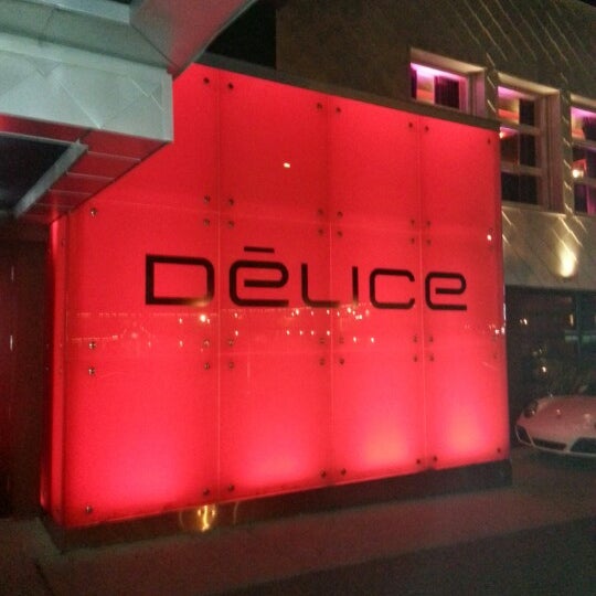 Foto scattata a Délice Restaurant Nightclub da Yannick T. il 10/17/2012