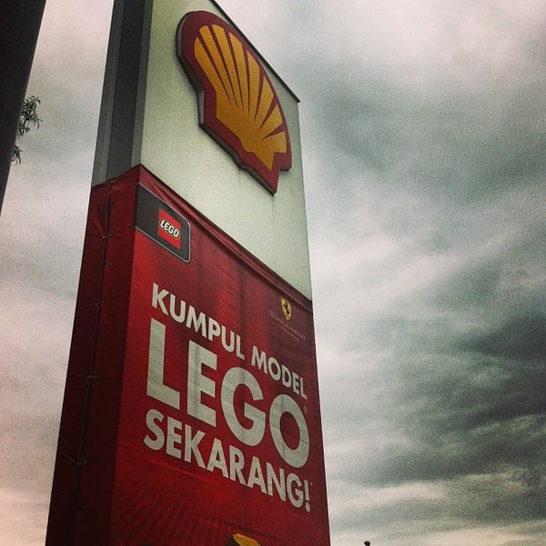 Photo taken at Shell by Ridhwan R. on 2/14/2013