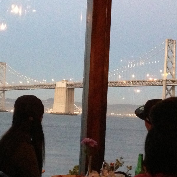 Foto tirada no(a) Sinbad&#39;s Pier2 Restaurant por Ted S. em 4/19/2013