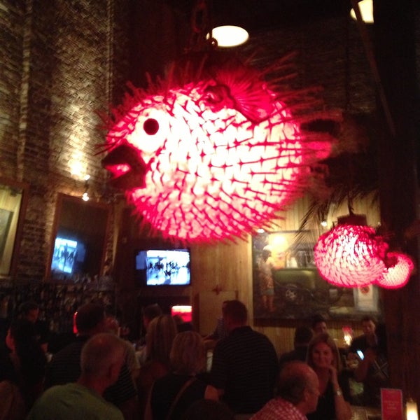 7/6/2013 tarihinde Ted S.ziyaretçi tarafından Coast Bar and Grill'de çekilen fotoğraf