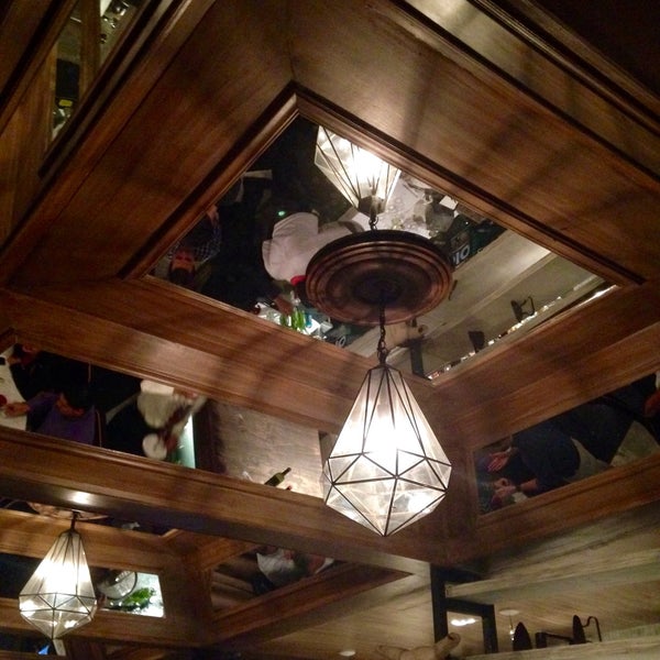 3/26/2015에 MR. E.님이 MONKIS Restaurante - Bar에서 찍은 사진