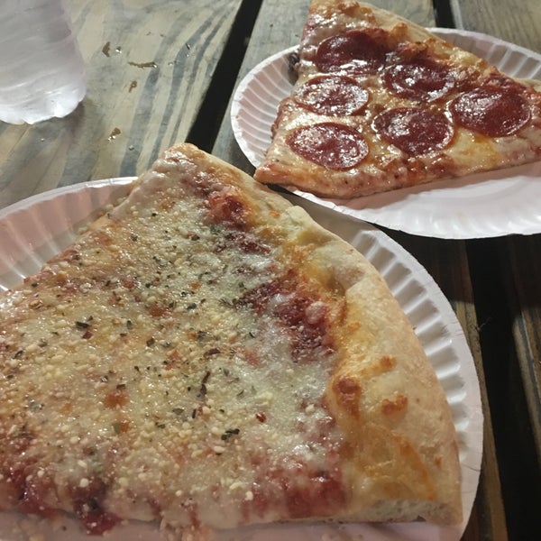 Foto tomada en Joey Brooklyn&#39;s Famous Pizza  por Joe L. el 10/18/2018