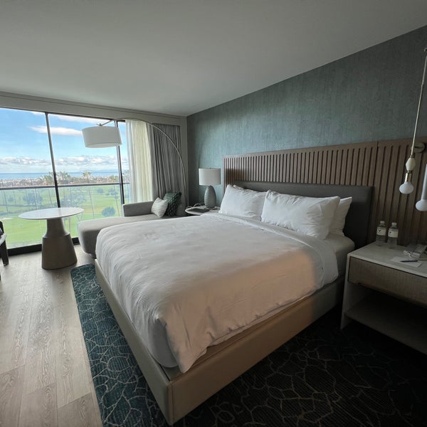 Foto diambil di VEA Newport Beach, a Marriott Resort &amp; Spa oleh PoOh pada 2/26/2023