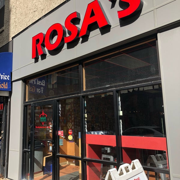 Foto tirada no(a) Rosa&#39;s Fresh Pizza por Benjamin M. em 8/3/2018