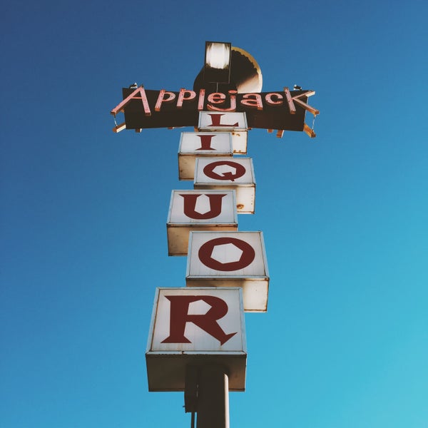11/14/2015 tarihinde Heather M.ziyaretçi tarafından Applejack Wine &amp; Spirits'de çekilen fotoğraf