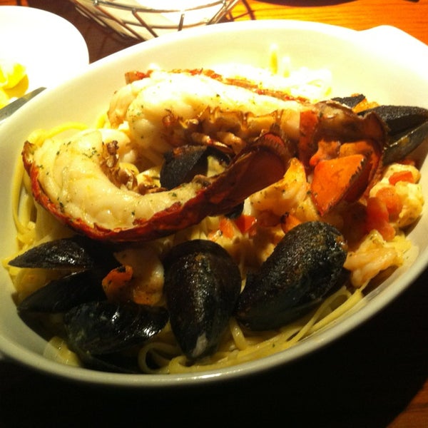 Photo taken at Red Lobster by Hendra W. on 2/20/2013