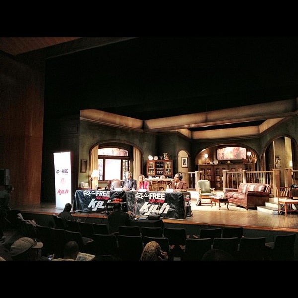 รูปภาพถ่ายที่ Nate Holden Performing Arts Center โดย Kevin R. เมื่อ 10/6/2012