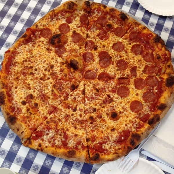 11/20/2013에 Caylene V.님이 Kaimuki&#39;s Boston Style Pizza에서 찍은 사진