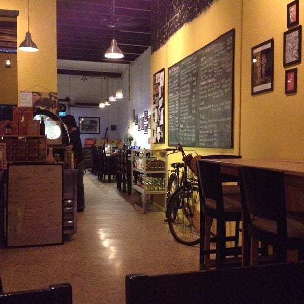10/8/2014 tarihinde Steve C.ziyaretçi tarafından Vintage Cafe Ipoh | Old Town'de çekilen fotoğraf