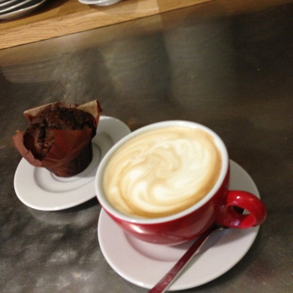 6/11/2013에 Katja Č.님이 Leon Snack &amp; Coffee Shop에서 찍은 사진