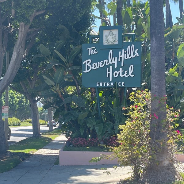 Foto diambil di Beverly Hills Hotel oleh Dominique J. pada 8/1/2023