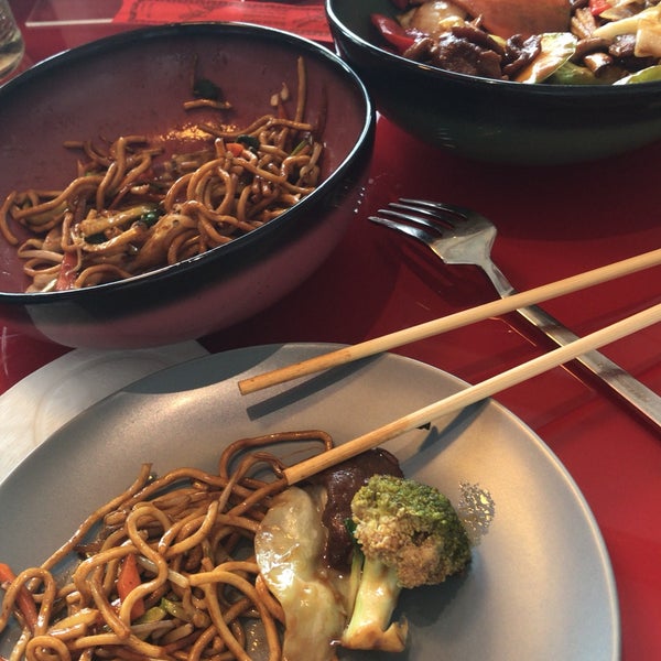 Foto diambil di oishii wok &amp; sushi oleh gizem a. pada 8/17/2018