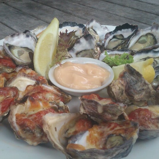 Снимок сделан в Wheelers Oyster Farm &amp; Seafood Restaurant пользователем Kira R. 12/21/2012