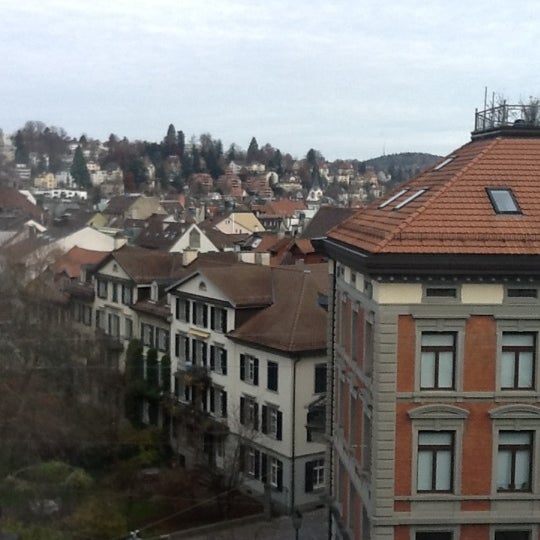 11/24/2012 tarihinde Alena N.ziyaretçi tarafından Einstein St.Gallen'de çekilen fotoğraf