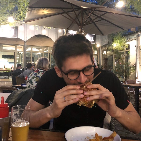 9/5/2018에 Vlada C.님이 makamaka Burger, Bar &amp; Grill에서 찍은 사진