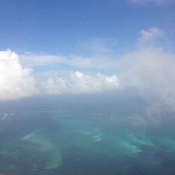 4/17/2013 tarihinde Jimena F.ziyaretçi tarafından Cancún Uluslararası Havalimanı (CUN)'de çekilen fotoğraf
