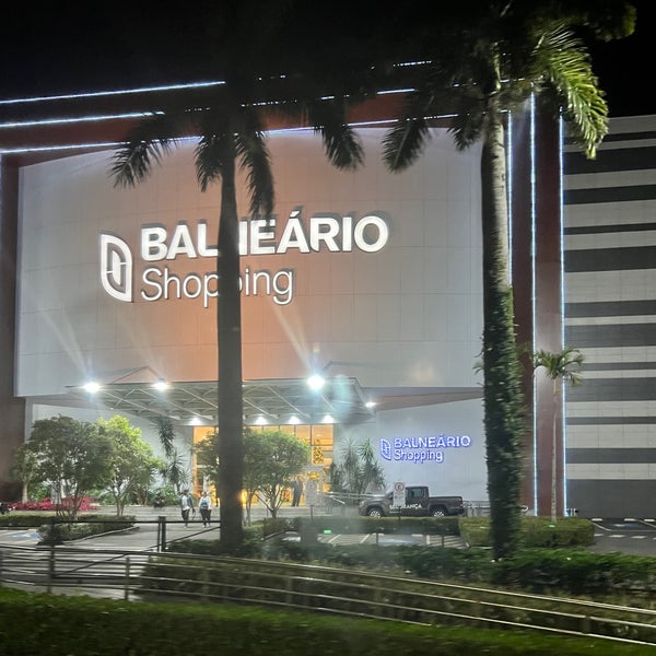Foto tirada no(a) Balneário Shopping por Gil F. em 11/26/2022