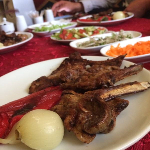 4/4/2015 tarihinde Recepziyaretçi tarafından Sırçalı Uygur Restaurant'de çekilen fotoğraf