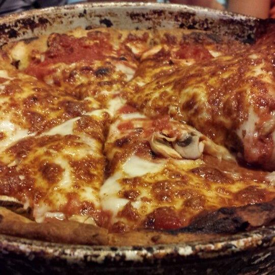 รูปภาพถ่ายที่ Windy City Pizza and BBQ โดย Alex L. เมื่อ 10/11/2013