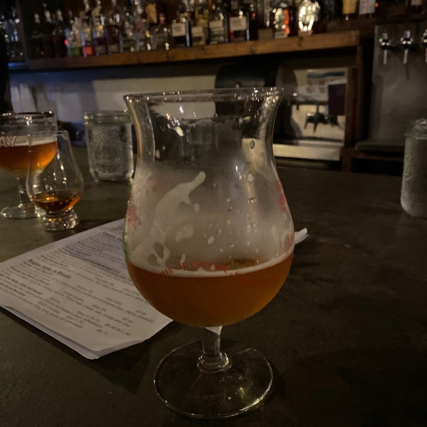 8/18/2021 tarihinde Sarah B.ziyaretçi tarafından The Porter Beer Bar'de çekilen fotoğraf