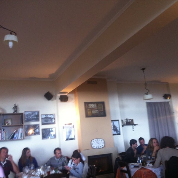 Foto tirada no(a) Taverna Mariou por Eleni em 3/3/2013