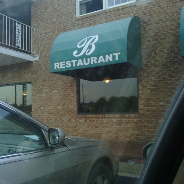 Photo prise au Bentley&#39;s Falls Church Diner par Gordon N. le5/17/2013